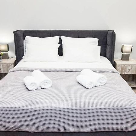 E Spacious Cornered Brand New Studio Apartment E เอเธนส์ ภายนอก รูปภาพ