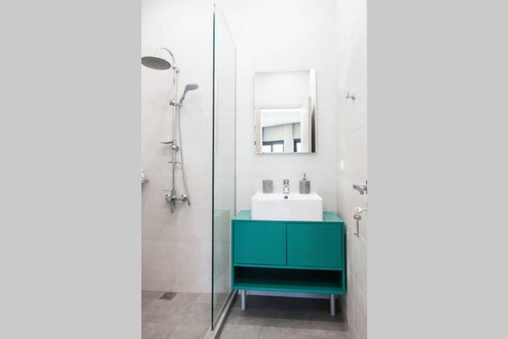 E Spacious Cornered Brand New Studio Apartment E เอเธนส์ ภายนอก รูปภาพ