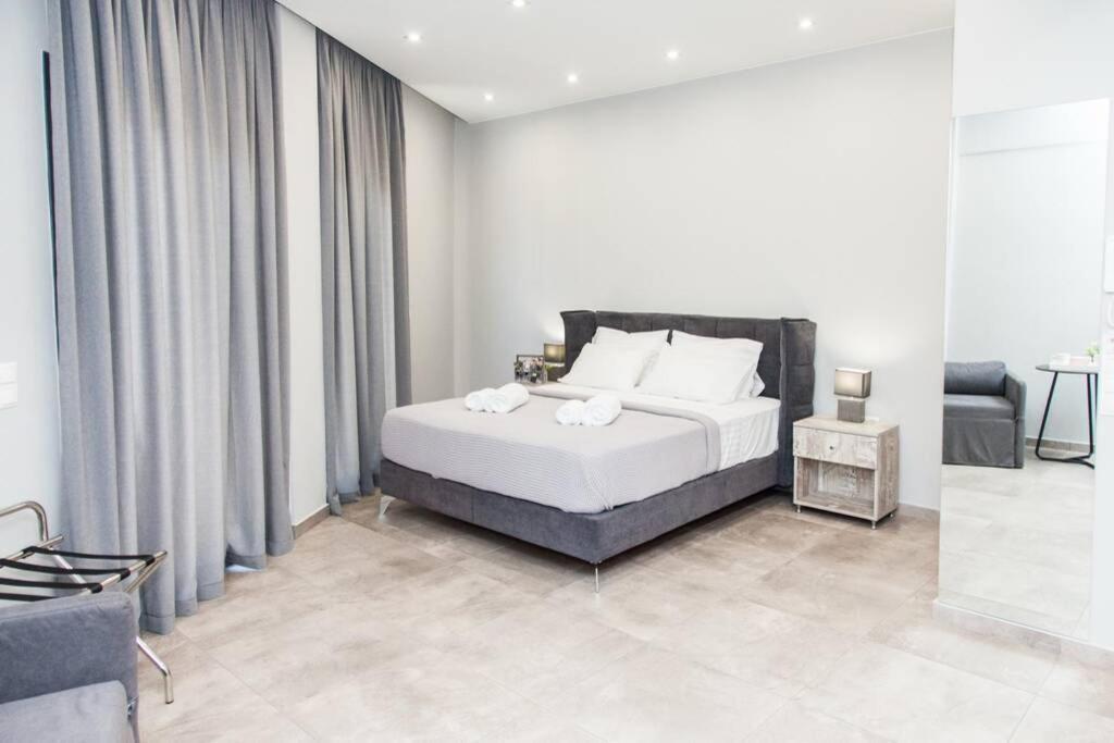 E Spacious Cornered Brand New Studio Apartment E เอเธนส์ ภายนอก รูปภาพ